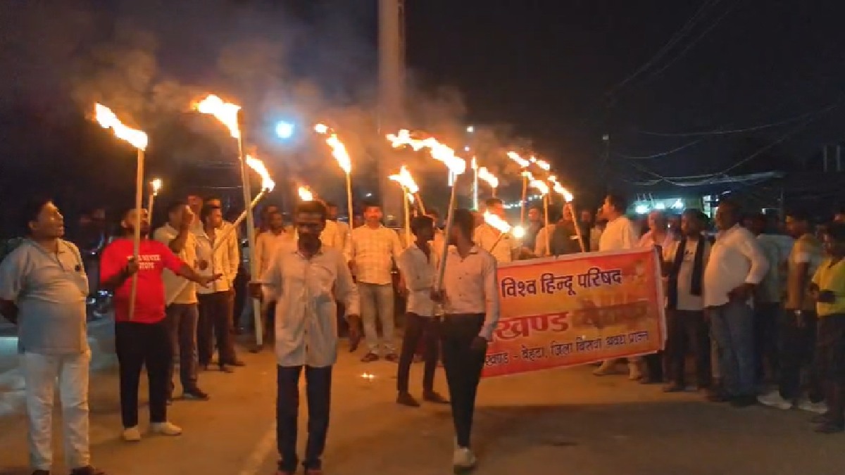 तंबौर में निकली भव्य मशाल यात्रा, राष्ट्रभक्ति के नारों से गूंजा पूरा कस्बा